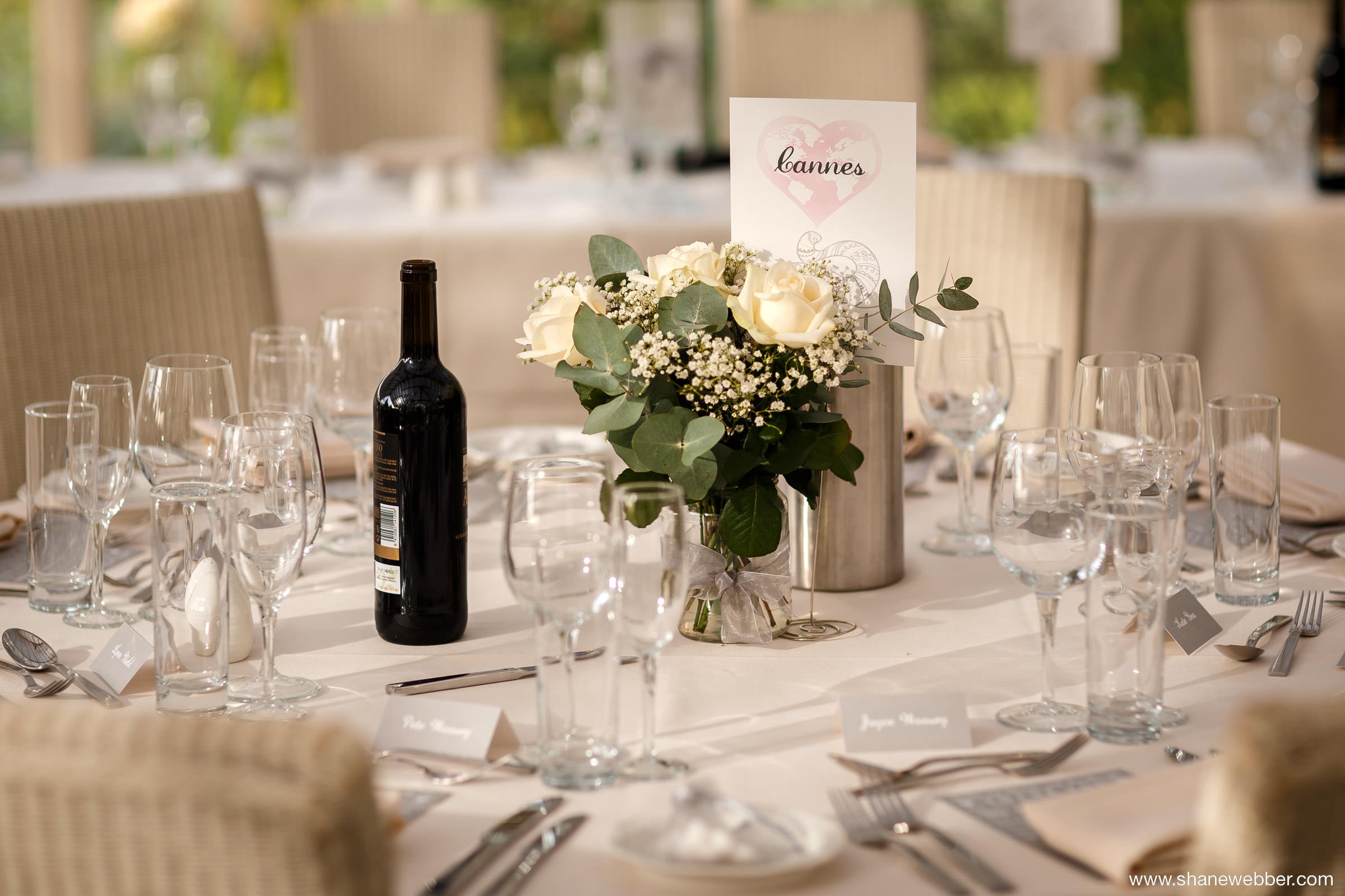 Simple and sophisticated table decorations