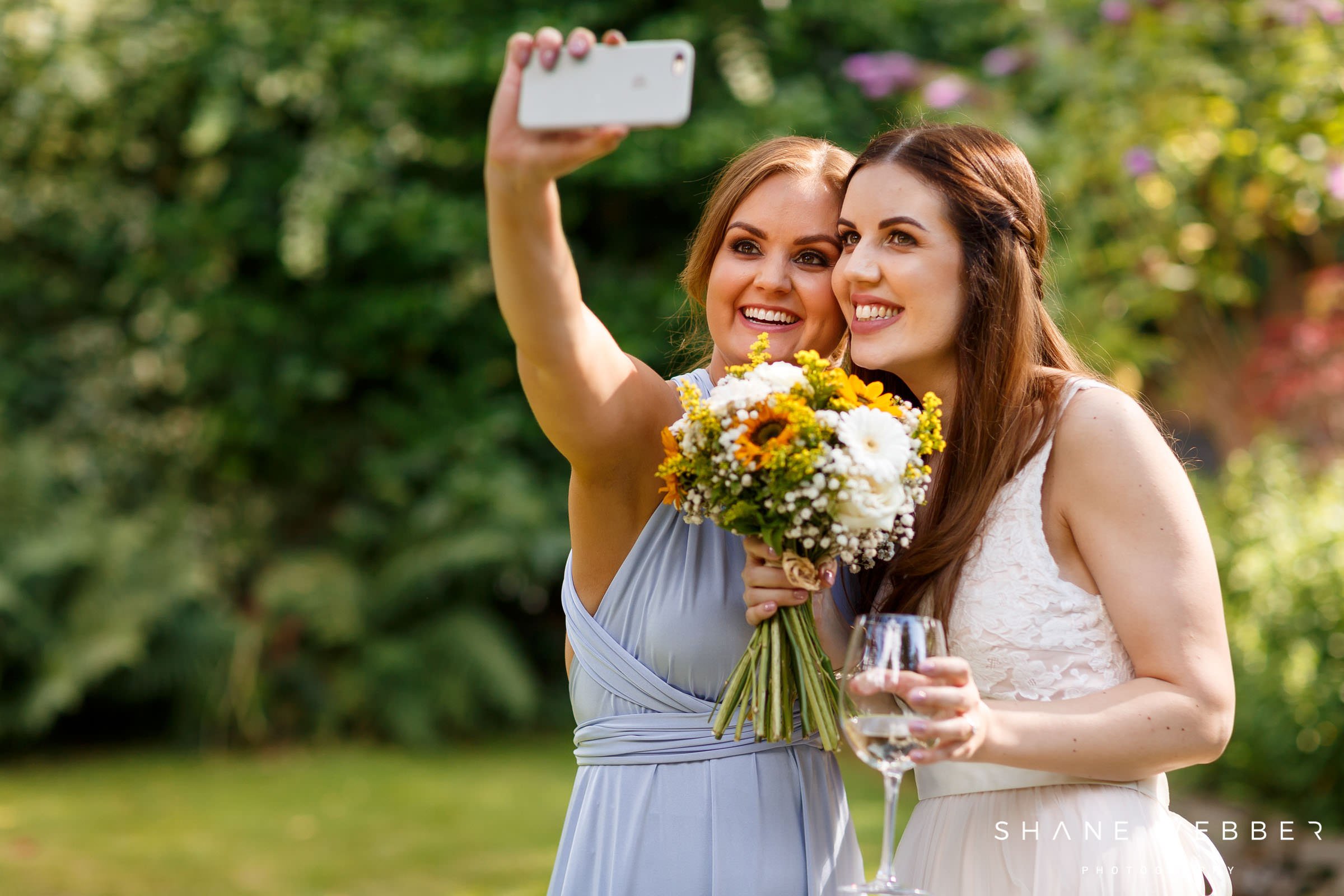 selfies at weddings